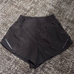 Lululemon 2.5 hotty hot shorts (black)